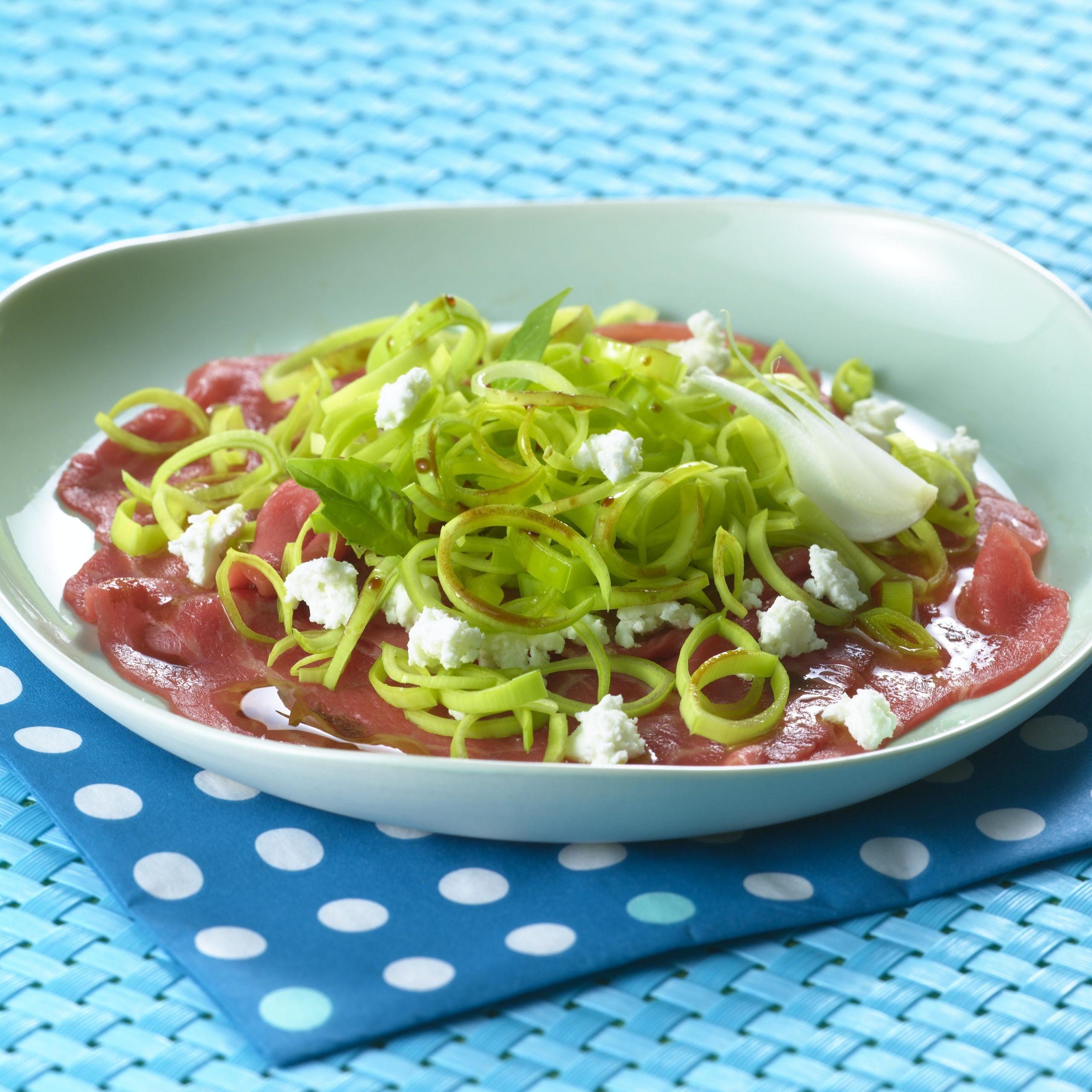 Carpaccio de boeuf aux poireaux primeurs et chèvre frais
